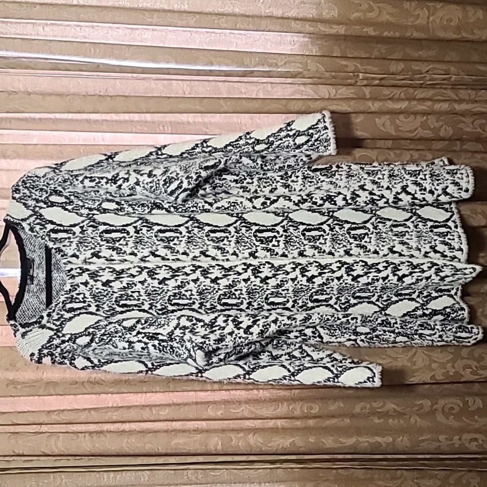 Long, cozy sweater.  Off brand - Sioni, size 3x. Snake skin design.